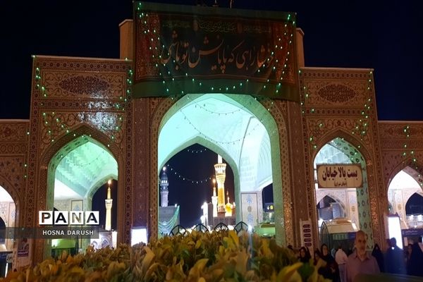 گفت‌وگو ی صمیمی معلمان مهدوی مشهد با زائران در جوار حرم آقا علی ابن موسی الرضا (ع)