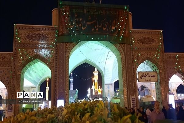گفت‌وگو ی صمیمی معلمان مهدوی مشهد با زائران در جوار حرم آقا علی ابن موسی الرضا (ع)