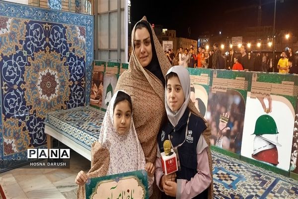 گفت‌وگو ی صمیمی معلمان مهدوی مشهد با زائران در جوار حرم آقا علی ابن موسی الرضا (ع)