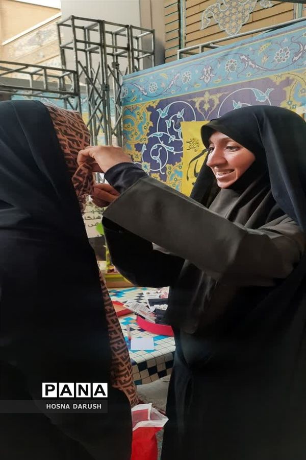 گفت‌وگو ی صمیمی معلمان مهدوی مشهد با زائران در جوار حرم آقا علی ابن موسی الرضا (ع)