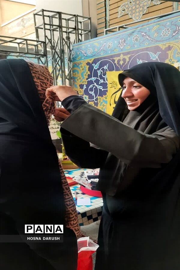 گفت‌وگو ی صمیمی معلمان مهدوی مشهد با زائران در جوار حرم آقا علی ابن موسی الرضا (ع)