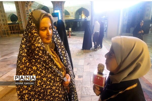 گفت‌وگو ی صمیمی معلمان مهدوی مشهد با زائران در جوار حرم آقا علی ابن موسی الرضا (ع)