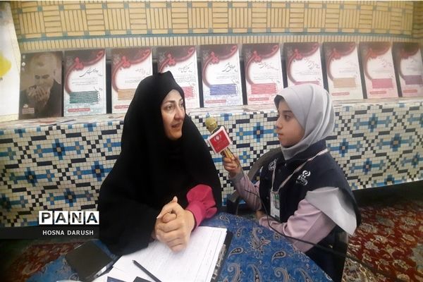 گفت‌وگو ی صمیمی معلمان مهدوی مشهد با زائران در جوار حرم آقا علی ابن موسی الرضا (ع)