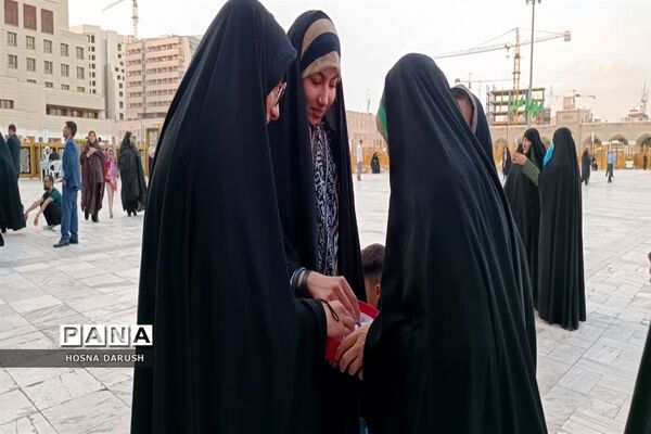 گفت‌وگو ی صمیمی معلمان مهدوی مشهد با زائران در جوار حرم آقا علی ابن موسی الرضا (ع)