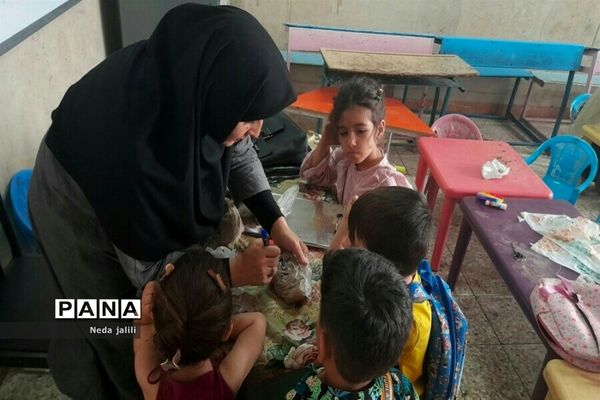 برگزاری کلاس‌های دست ورزی برای کودکان در کانون ملائک شهرستان‌قرچک