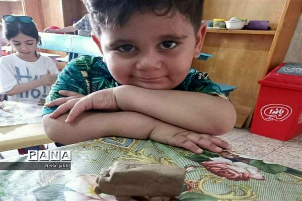 برگزاری کلاس‌های دست ورزی برای کودکان در کانون ملائک شهرستان‌قرچک