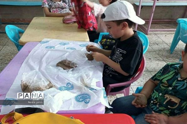 برگزاری کلاس‌های دست ورزی برای کودکان در کانون ملائک شهرستان‌قرچک