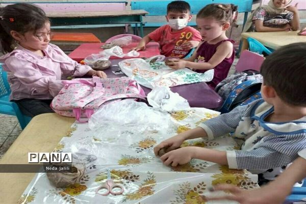 برگزاری کلاس‌های دست ورزی برای کودکان در کانون ملائک شهرستان‌قرچک