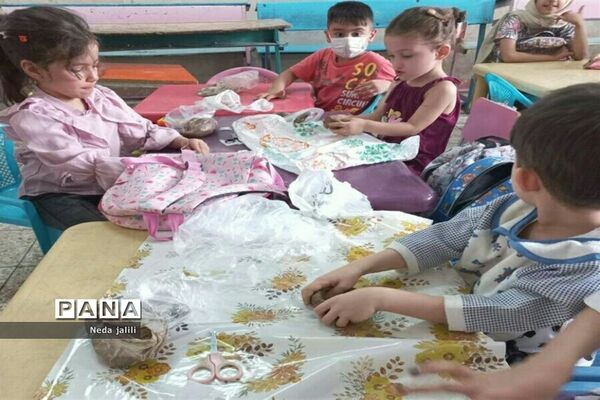 برگزاری کلاس‌های دست ورزی برای کودکان در کانون ملائک شهرستان‌قرچک