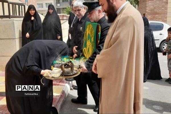 برگزاری آیین پرچم‌گردانی حرم مطهر امام‌رضا(ع) در آموزشگاه امام‌رضا(ع) فیروزکوه