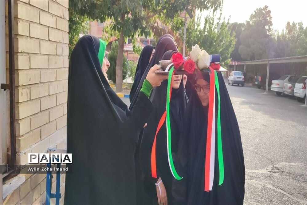 اعزام دانش‌آموزان دختر رباط‌کریم به اردوی یاورمربیان