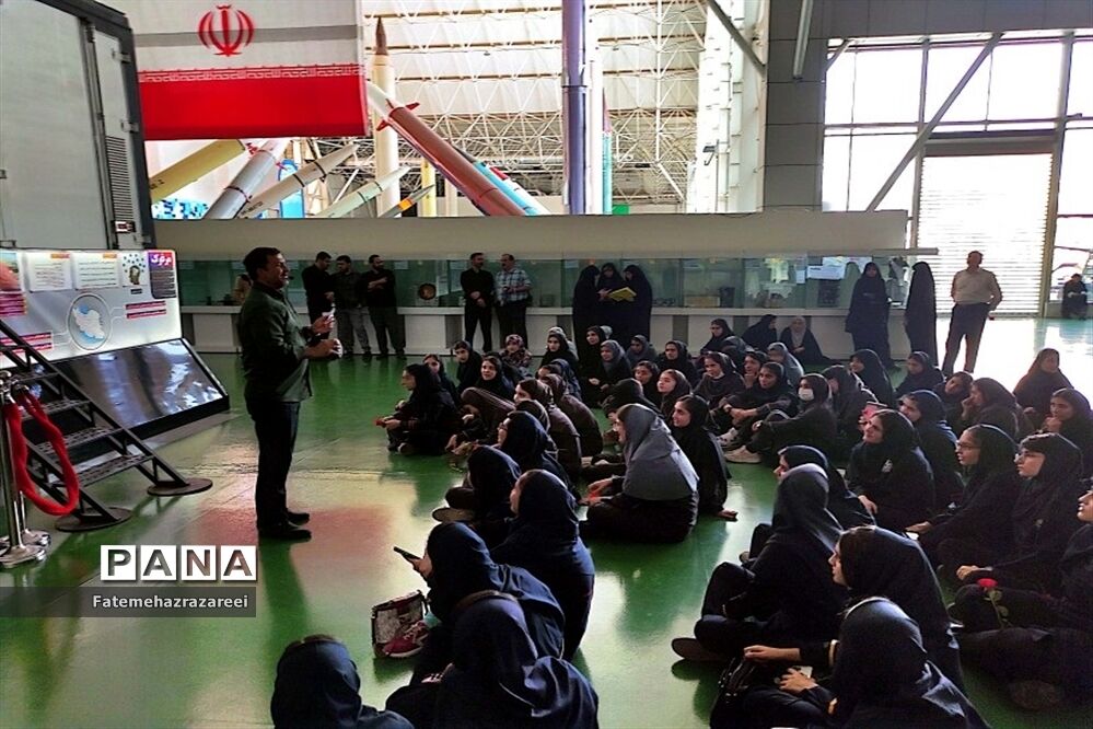 حضور دانش‌آموزان سمپاد منطقه ۱۲ در پارک ملی هوا و فضای تهران و پایگاه پهپاد شهر کاشان