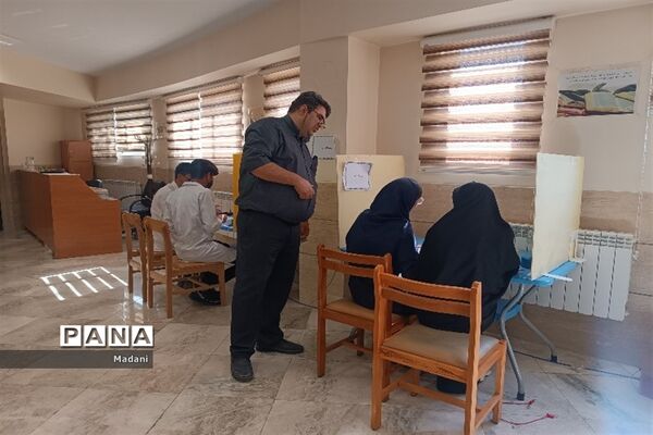 بیست‌و‌یکمین دوره از مسابقات علوم آزمایشگاهی در دبیرستان استعدادهای درخشان فرزانگان امین ۲