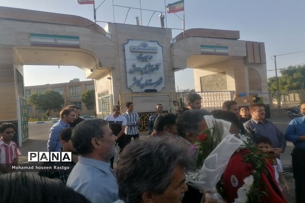 استقبال از دانش‌آموز قهرمان کشتی پهلوانی کاشمری