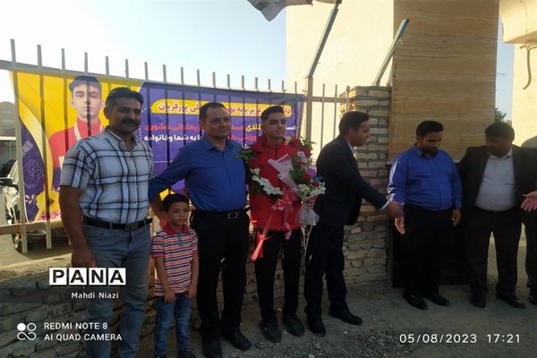 استقبال از دانش‌آموز قهرمان کشتی پهلوانی کاشمری