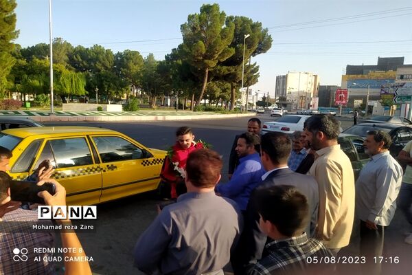 استقبال از دانش‌آموز قهرمان کشتی پهلوانی کاشمری