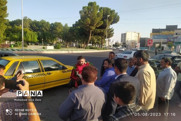 استقبال از دانش‌آموز قهرمان کشتی پهلوانی کاشمری
