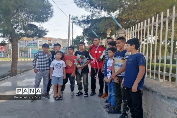 استقبال از دانش‌آموز قهرمان کشتی پهلوانی کاشمری