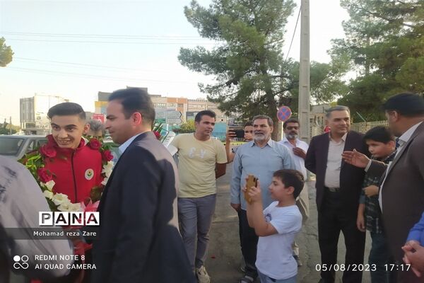 استقبال از دانش‌آموز قهرمان کشتی پهلوانی کاشمری