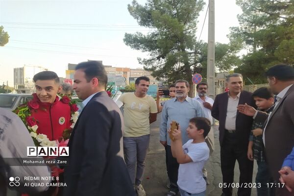 استقبال از دانش‌آموز قهرمان کشتی پهلوانی کاشمری