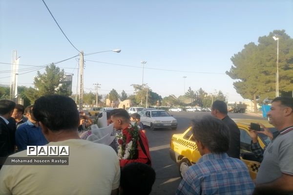 استقبال از دانش‌آموز قهرمان کشتی پهلوانی کاشمری