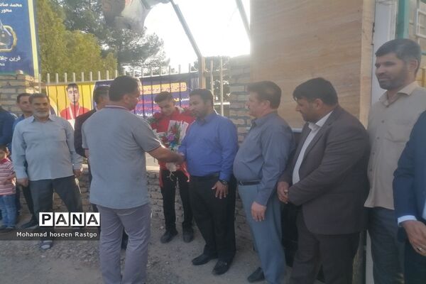 استقبال از دانش‌آموز قهرمان کشتی پهلوانی کاشمری