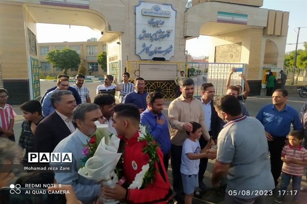 استقبال از دانش‌آموز قهرمان کشتی پهلوانی کاشمری