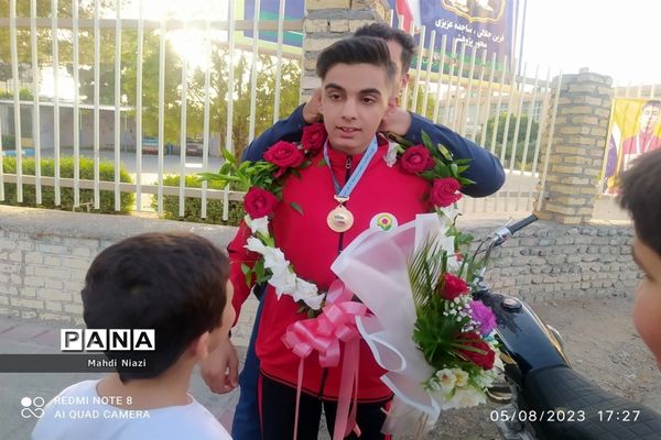 استقبال از دانش‌آموز قهرمان کشتی پهلوانی کاشمری