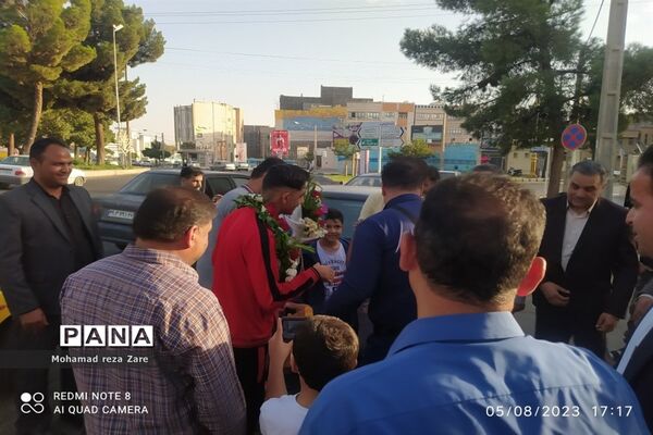 استقبال از دانش‌آموز قهرمان کشتی پهلوانی کاشمری