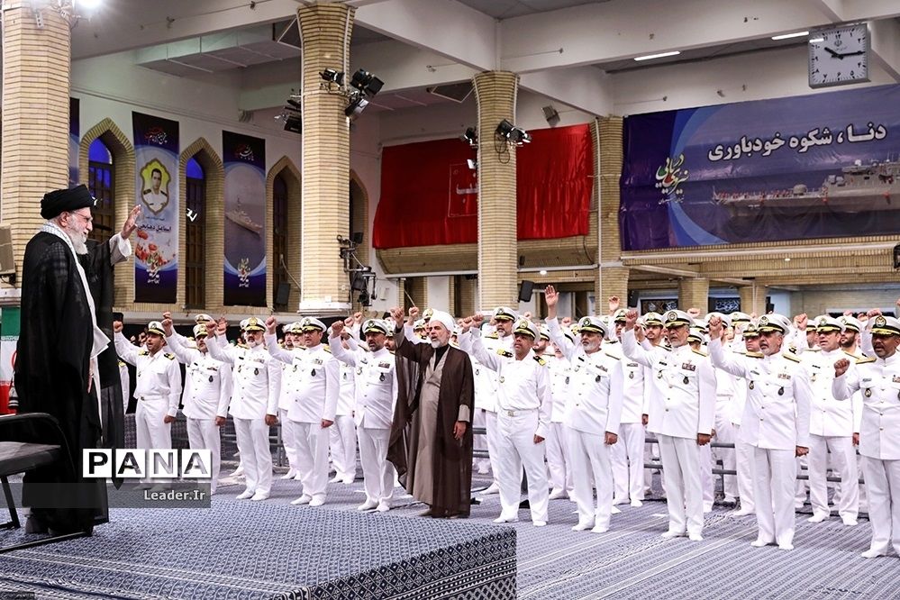 دیدار کارکنان و خانواده‌های ناوگروه ۸۶ ارتش با رهبر انقلاب