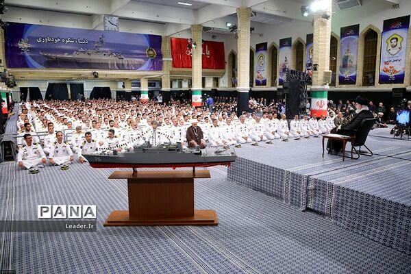 دیدار کارکنان و خانواده‌های ناوگروه ۸۶ ارتش با رهبر انقلاب