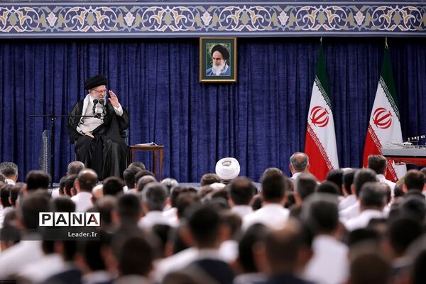 دیدار کارکنان و خانواده‌های ناوگروه ۸۶ ارتش با رهبر انقلاب