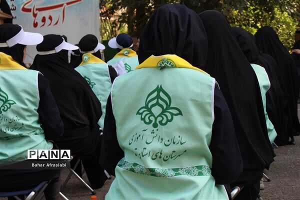 اهدای پرچم افتخار به مناطق در اردوی یاورمربیان پیشتاز دختر شهرستان‌های استان تهران