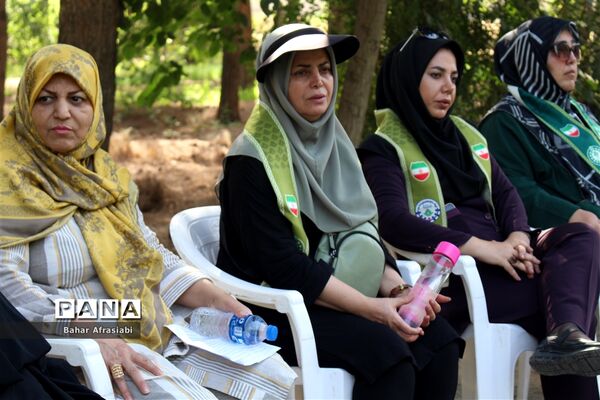 اهدای پرچم افتخار به مناطق در اردوی یاورمربیان پیشتاز دختر شهرستان‌های استان تهران