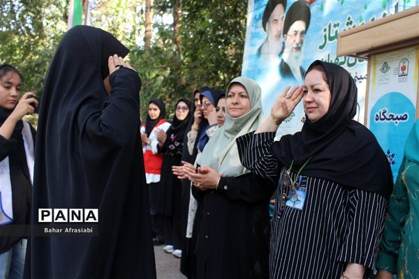 اهدای پرچم افتخار به مناطق در اردوی یاورمربیان پیشتاز دختر شهرستان‌های استان تهران