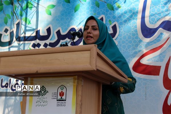 اهدای پرچم افتخار به مناطق در اردوی یاورمربیان پیشتاز دختر شهرستان‌های استان تهران