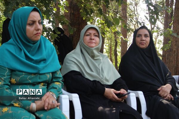 اهدای پرچم افتخار به مناطق در اردوی یاورمربیان پیشتاز دختر شهرستان‌های استان تهران