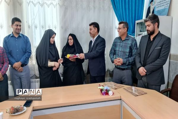 تجلیل از خبرنگاران در اداره آموزش و پرورش شهرستان خاتم