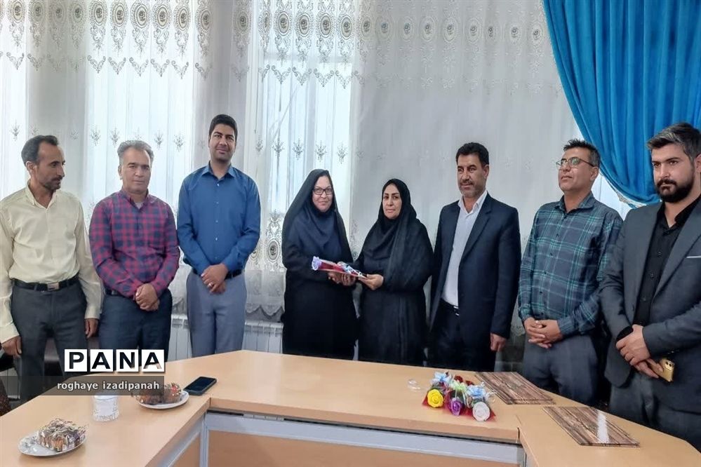 تجلیل از خبرنگاران در اداره آموزش و پرورش شهرستان خاتم