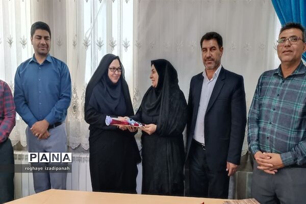 تجلیل از خبرنگاران در اداره آموزش و پرورش شهرستان خاتم