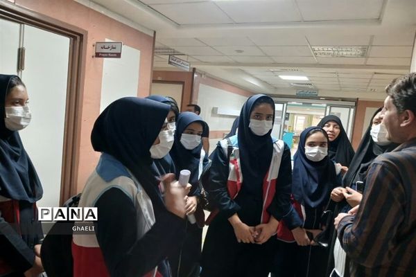 بازدید دانش‌آموزان اصفهانی از مرکز درمانی کودکان سرطانی وصعب العلاج بیمارستان حضرت سیدالشهدا(ع)