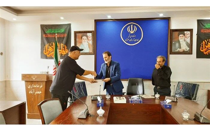 تجلیل فرماندار شهرستان جعفرآباد قم از دو خبرنگار پانا