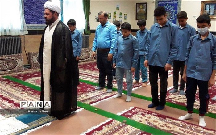 محور فعالیت‌های تربیتی در مدارس در سال تحصیلی جدید، اقامه نماز جماعت دانش‌آموزان است