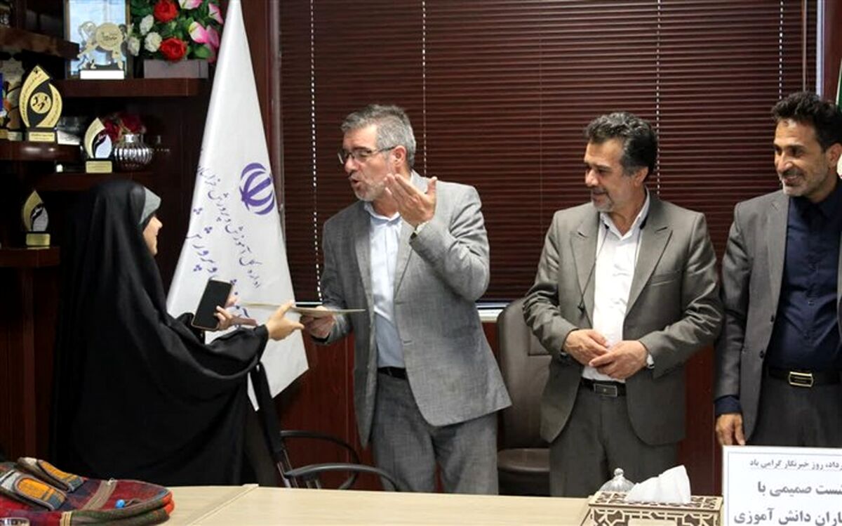 الگوی دانش‌آموزان خبرنگارانی که در این عرصه پا به میدان گذاشتند، شهدای اهل قلم هستند