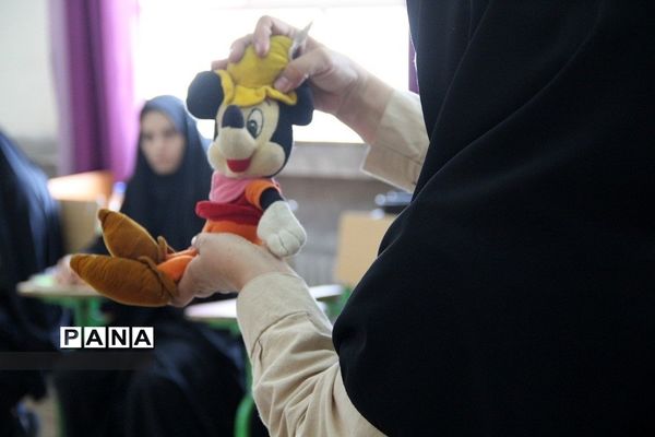 کارگاه هنرهای نمایشی و عروسک‌گردانی در دبیرستان دخترانه شریعت‌ شهرری