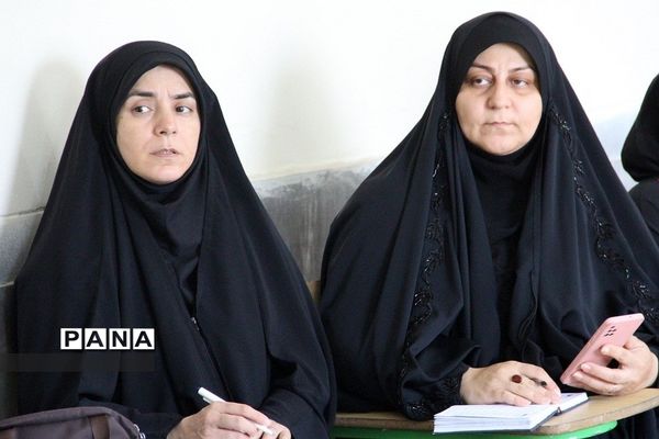 کارگاه هنرهای نمایشی و عروسک‌گردانی در دبیرستان دخترانه شریعت‌ شهرری