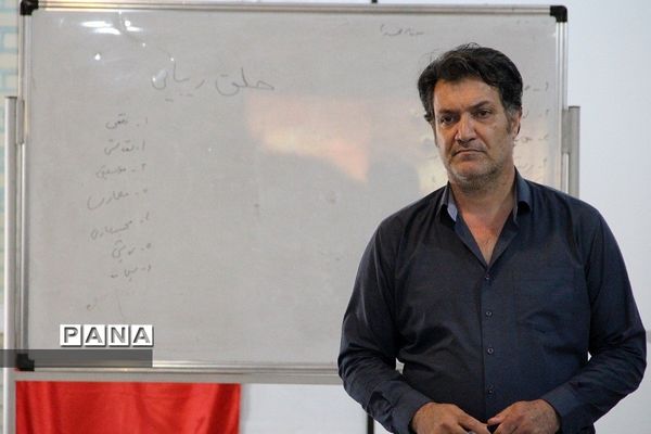 کارگاه هنرهای نمایشی و عروسک‌گردانی در دبیرستان دخترانه شریعت‌ شهرری