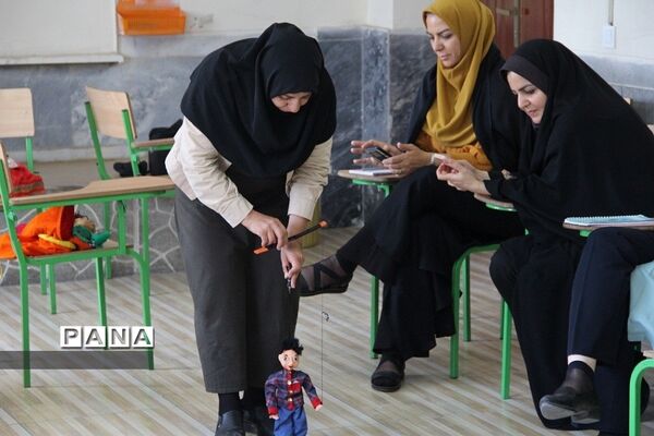 کارگاه هنرهای نمایشی و عروسک‌گردانی در دبیرستان دخترانه شریعت‌ شهرری