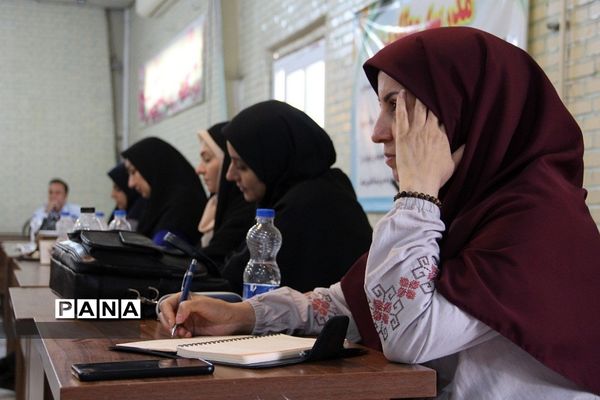 کارگاه هنرهای نمایشی و عروسک‌گردانی در دبیرستان دخترانه شریعت‌ شهرری