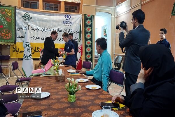 تجلیل مدیرکل آموزش و پرورش استان یزد از تعدادی از دانش‌آموز خبرنگاران پانا